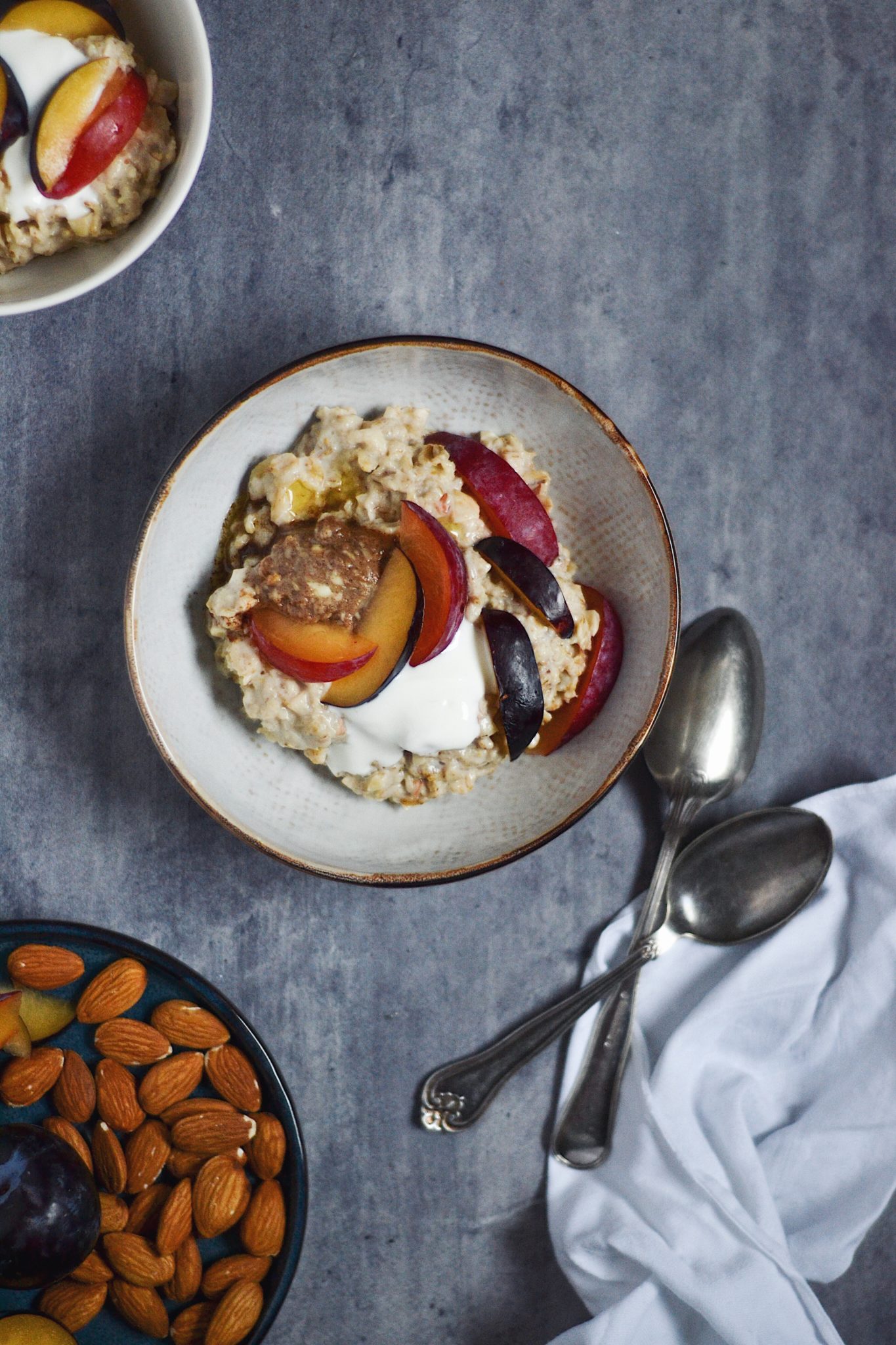 10 favoritter // efterårsgrød Mandelgrød med kanelsmør, blommer og skyr 10 favoritter // efterårsgrød