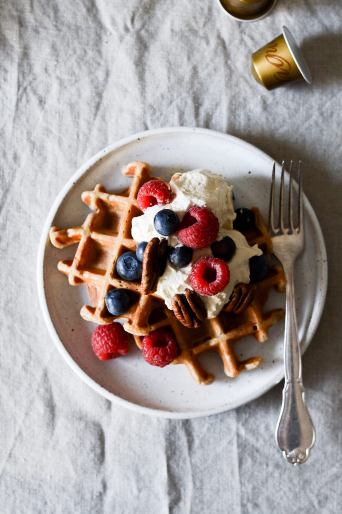 fuldkornsvafler-med-kaffecreme-opskrift-foodstyling-nespresso-kaffe-moccacreme-8