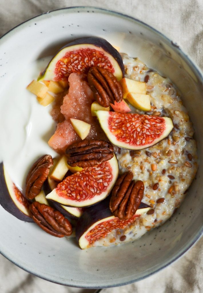 5-kornsgroed-med-aeblekompot-skyr-og-pekannoedder