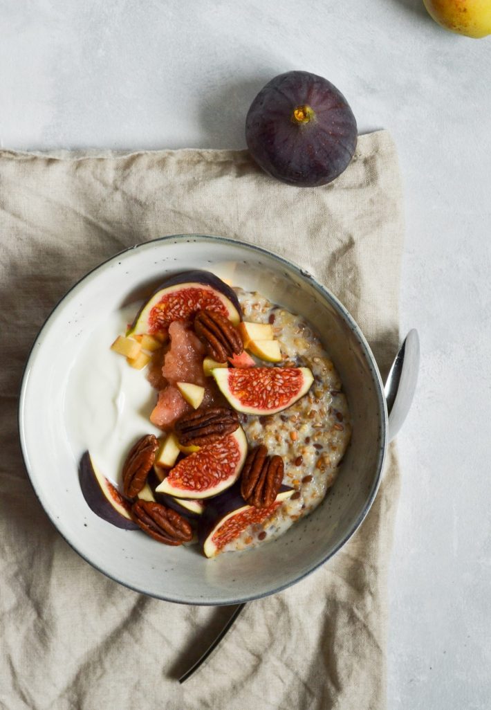 5-kornsgroed-med-aeblekompot-skyr-og-pekannoedder