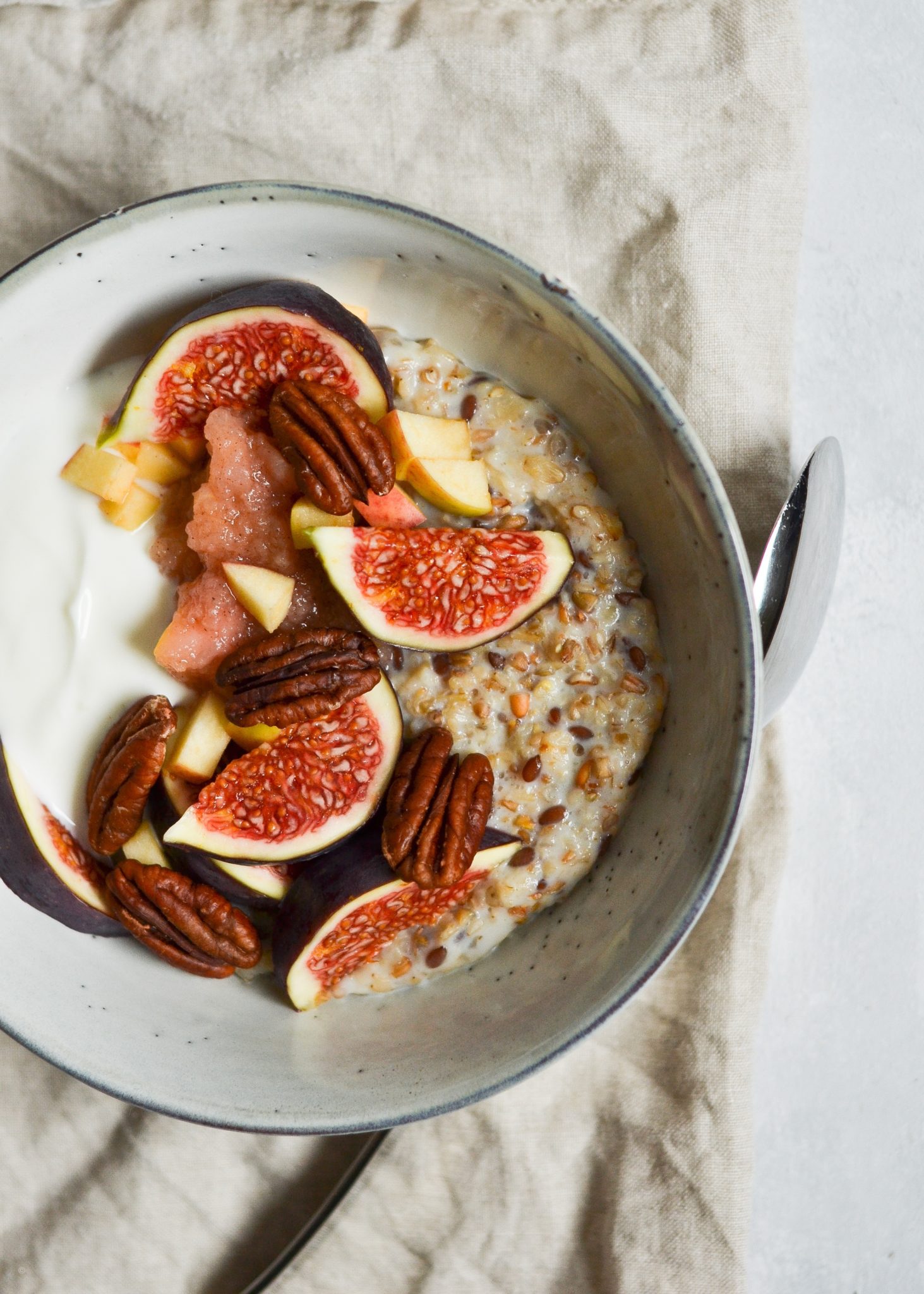 5-kornsgroed-med-aeblekompot-skyr-og-pekannoedder
