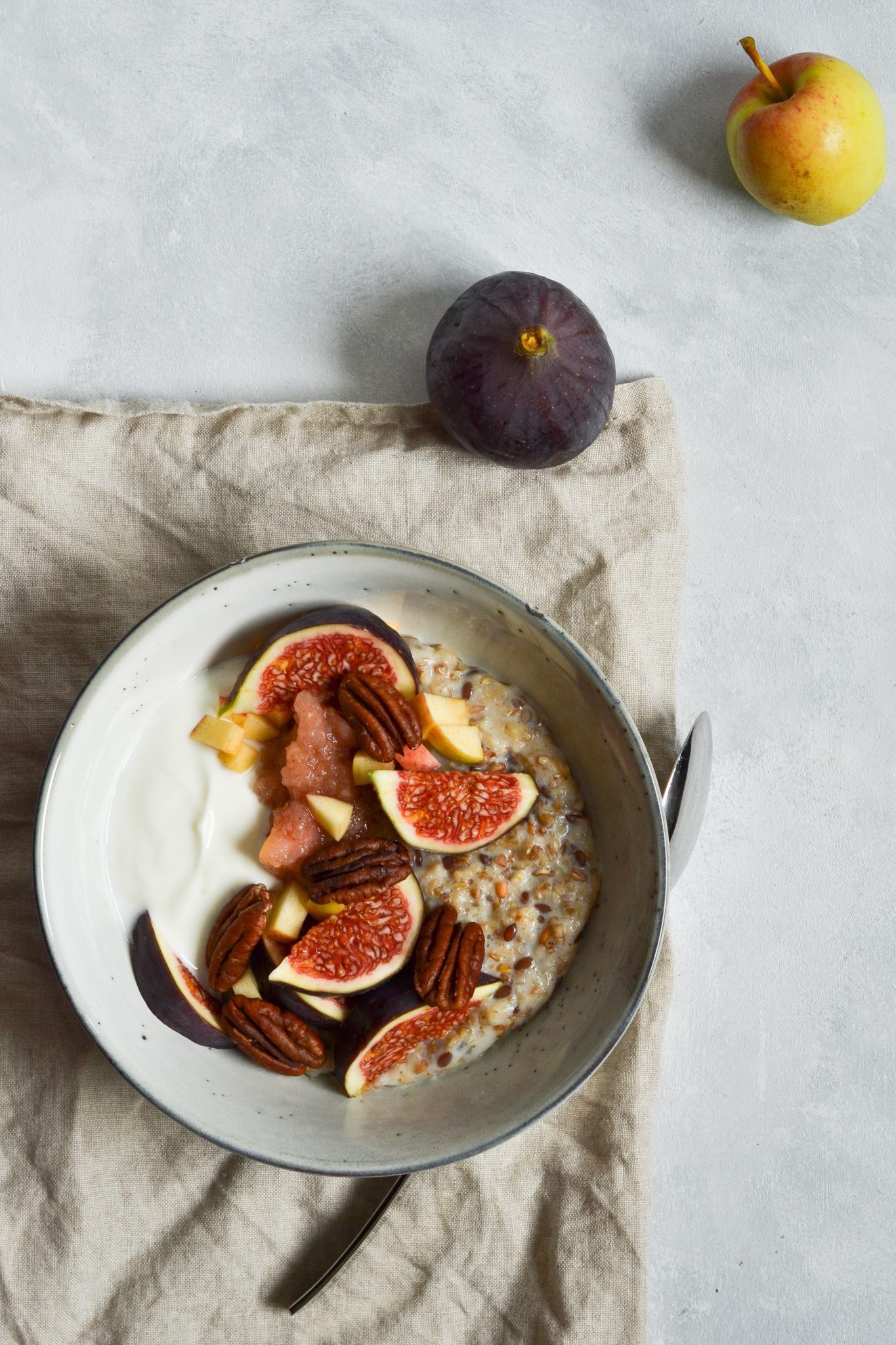 5-kornsgroed-med-aeblekompot-skyr-og-pekannoedder