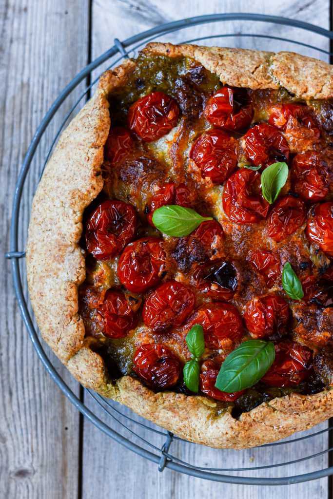 Grov-galette-med-pesto-skinke-bagte-tomater-opskrift-