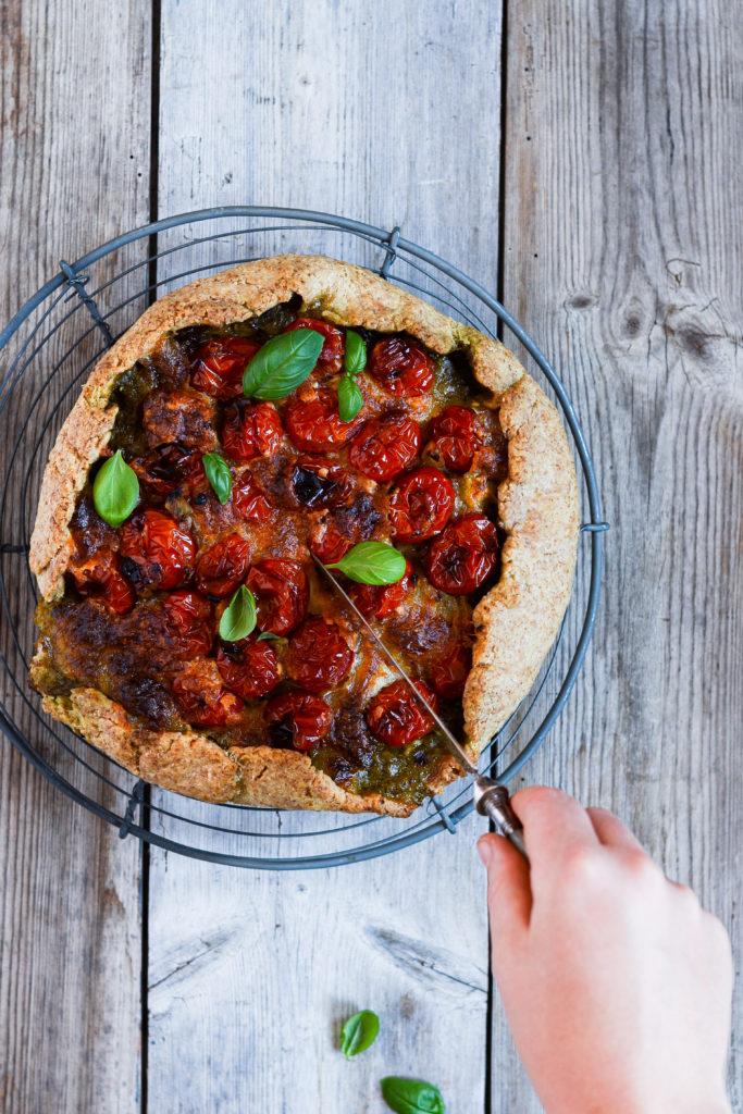 Grov-galette-med-pesto-skinke-bagte-tomater-opskrift-