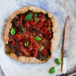 Grov-galette-med-pesto-skinke-bagte-tomater-opskrift-