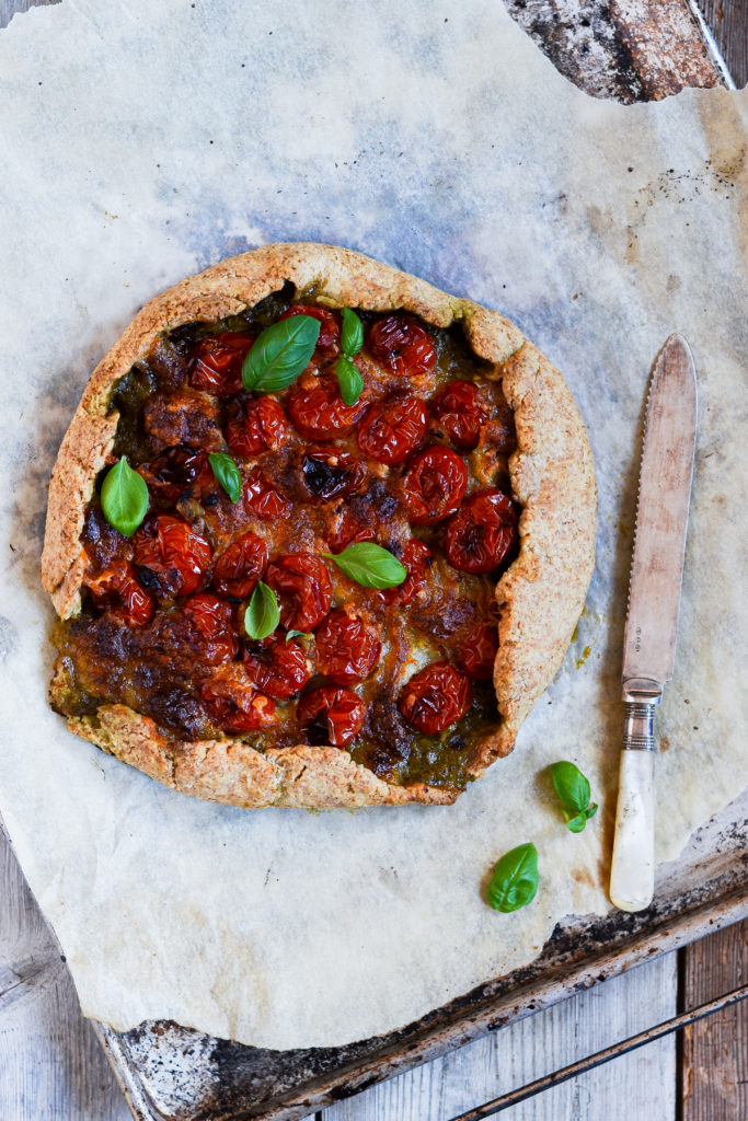 Grov-galette-med-pesto-skinke-bagte-tomater-opskrift-