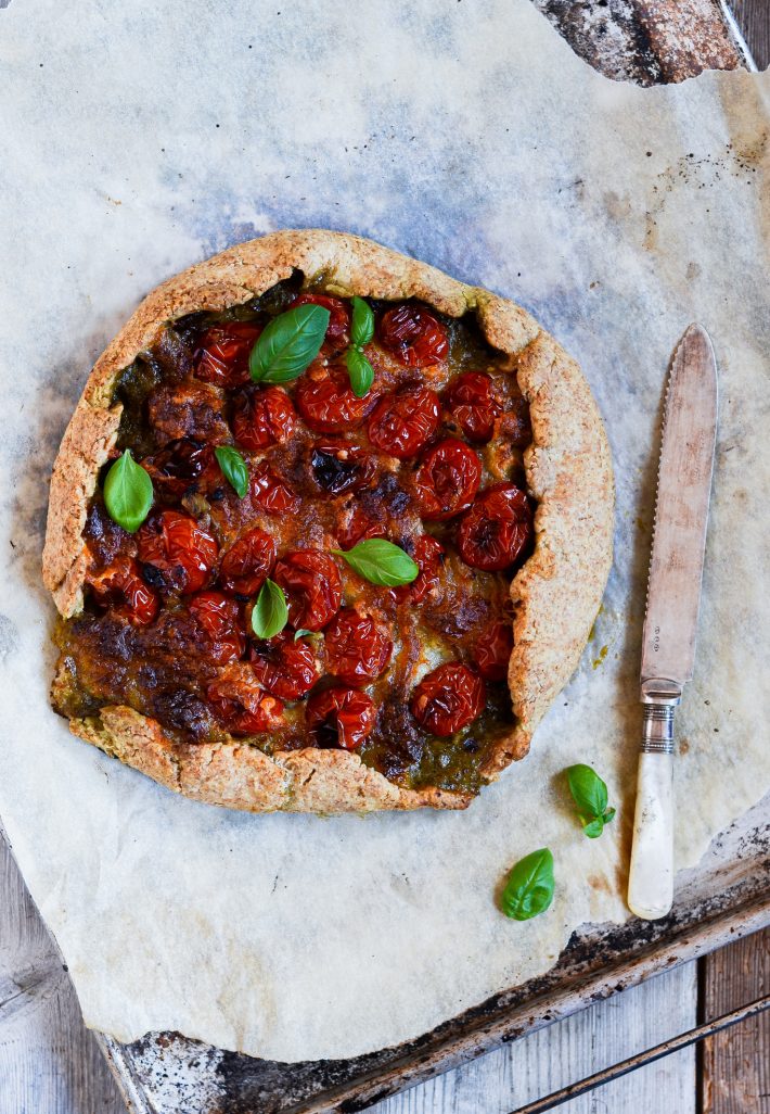 Grov-galette-med-pesto-skinke-bagte-tomater-opskrift-
