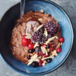 Proteinrig chokoladegrød med proteinella, bær og mandler 1