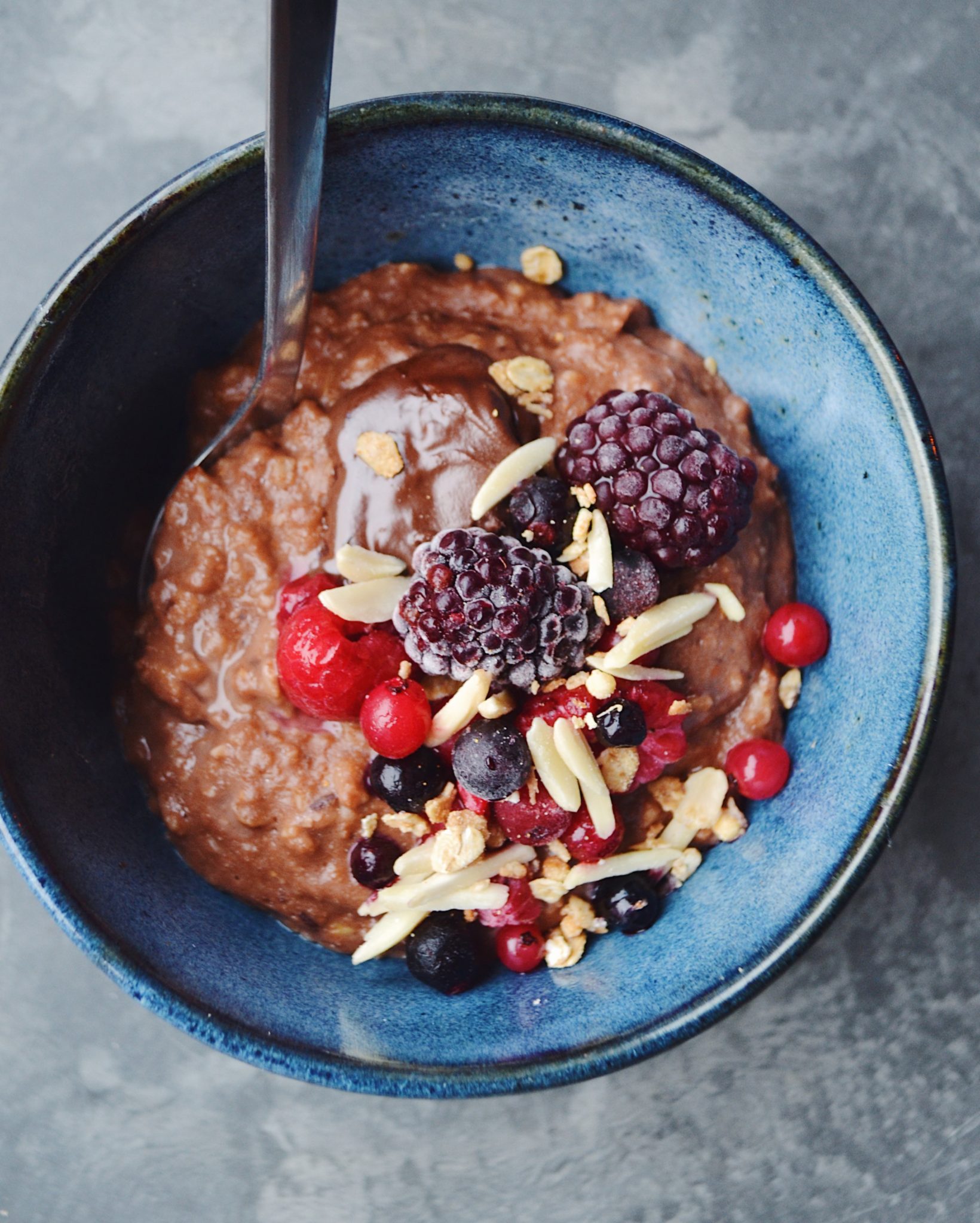 proteinrig chokoladegrød med proteinella, bær og mandler proteinrig chokoladegrød med proteinella, bær og mandler