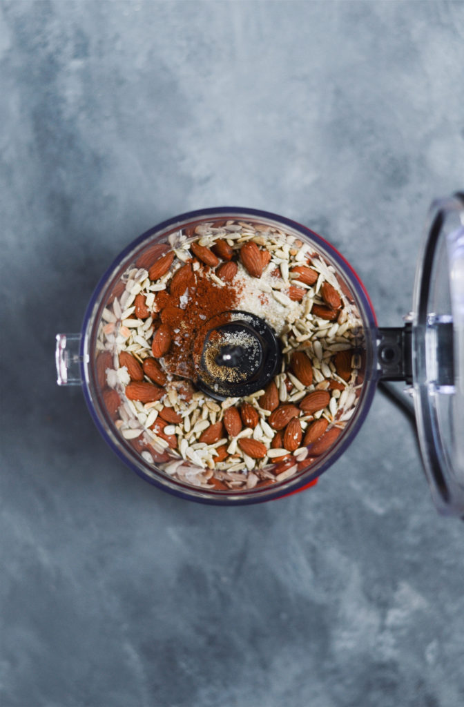 mandelsmør-crunchy-med-solsikkekerner-opskrift