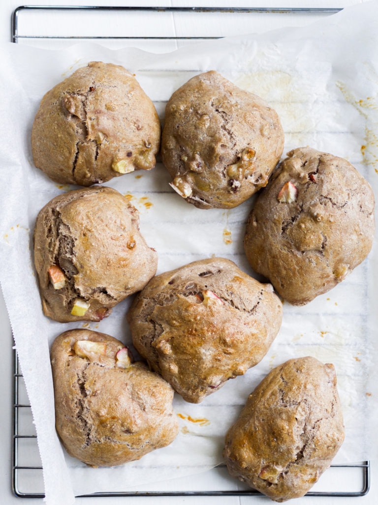 grove-aebleboller-med-hasselnodder-opskrift-sund