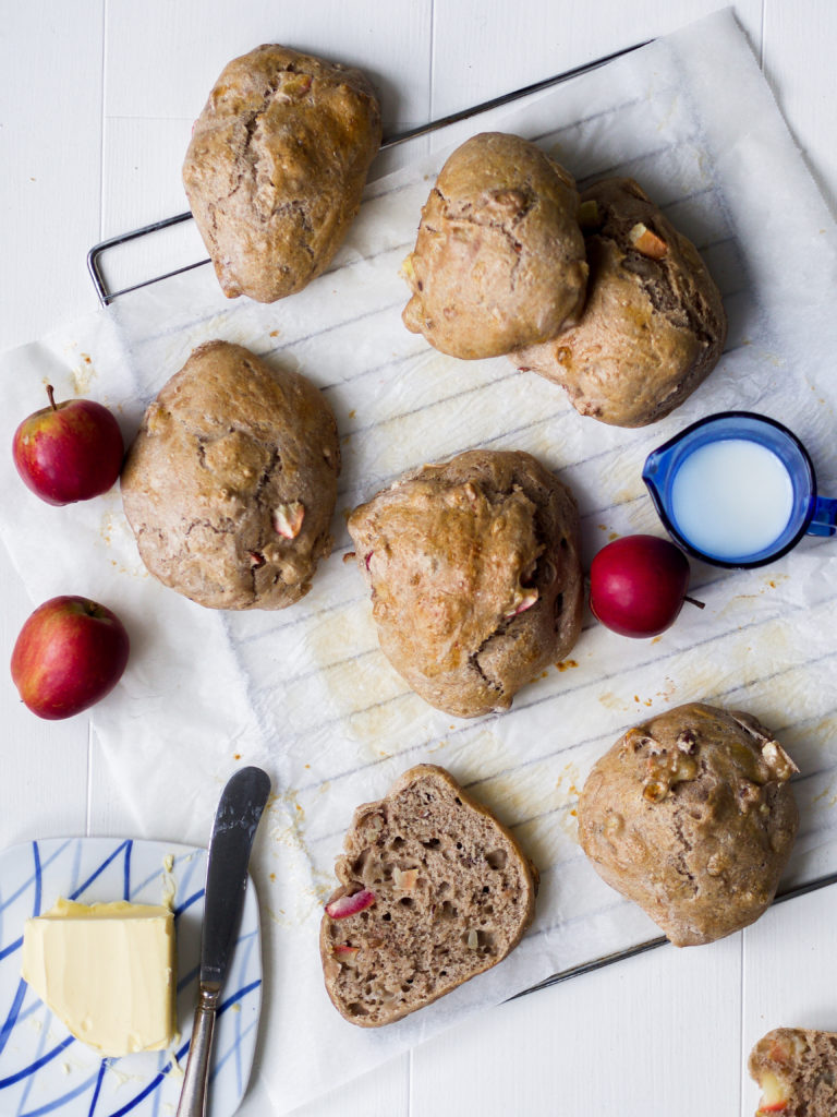 sunde-aebleboller-med-hasselnodder-grove-opskrift