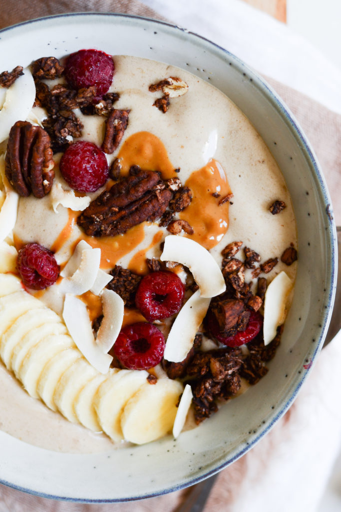 banansmoothie-med-peanutbutter-og-kaffe-opskrift-