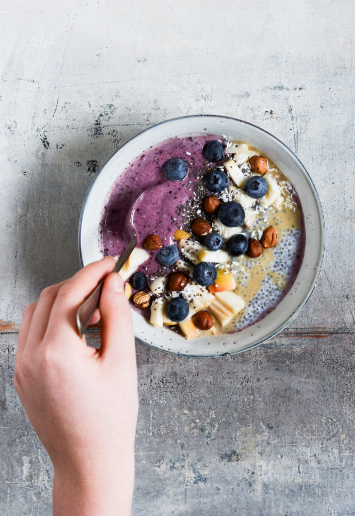 blaabaersmoothiemed-chiagroed-foodstyling-opskrift-smoothie-bowl