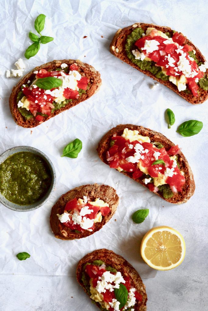 bruschetta-med-tomat-pesto-og-roeraeg