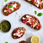 bruschetta-med-tomat-pesto-og-roeraeg
