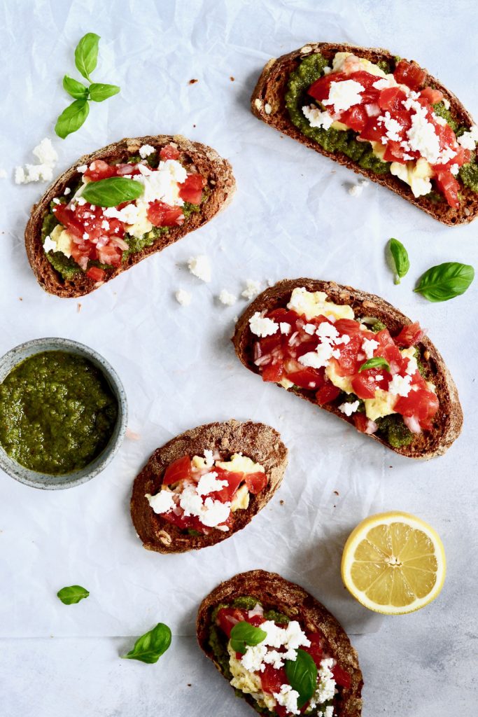 bruschetta-med-tomat-pesto-og-roeraeg