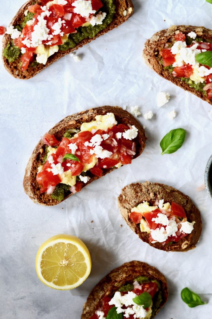 bruschetta-med-tomat-pesto-og-roeraeg
