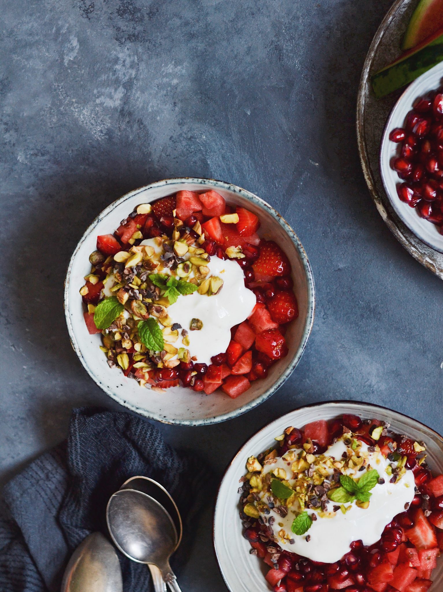 frugtsalat med skyr, vandmelon, jordbær, granatæble og mynte