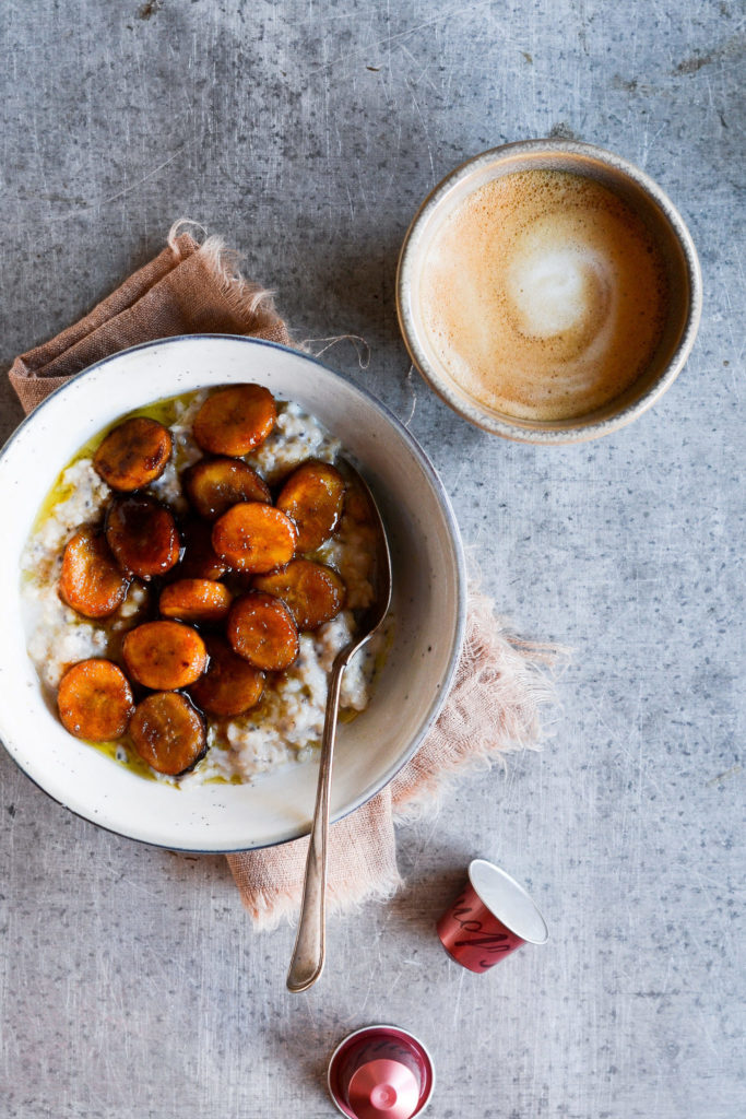 groed-med-kaffe-karameliserede-bananer-baer-mandler-opskrift-nespresso-