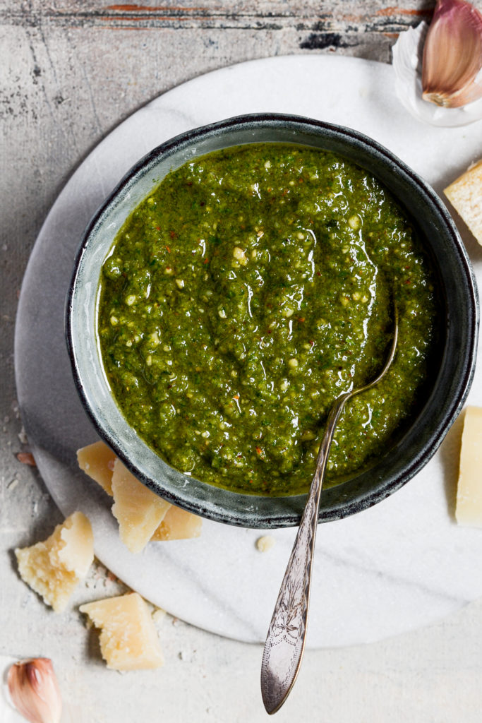 gron-pesto-hjemmelavet-klassisk-basisopskrift-