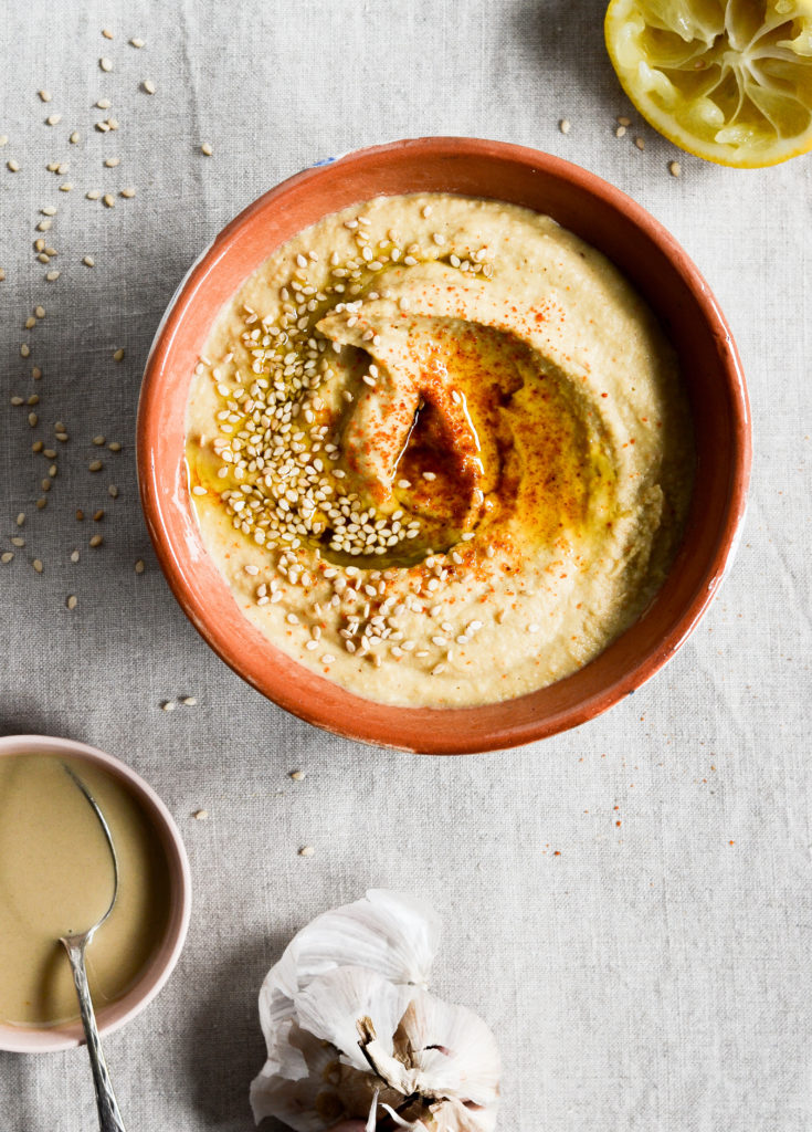 hummus-nem-hurtig-laekker-perfekt-tilbehoer-klassisk-kikaerter-paa-daase-opskrift