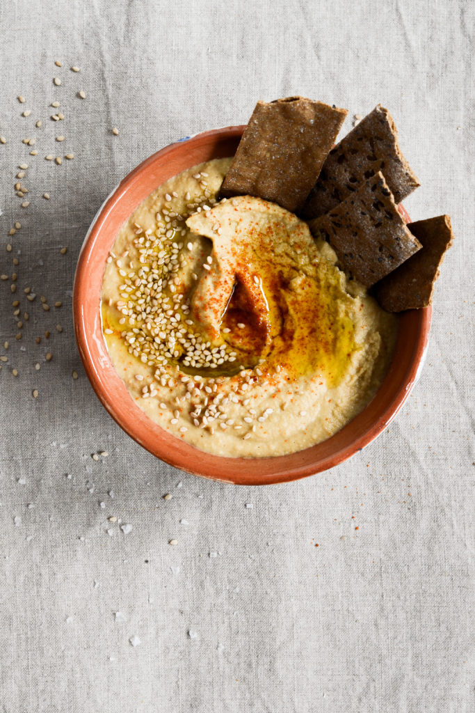hummus-nem-hurtig-laekker-perfekt-tilbehoer-klassisk-kikaerter-paa-daase-opskrift
