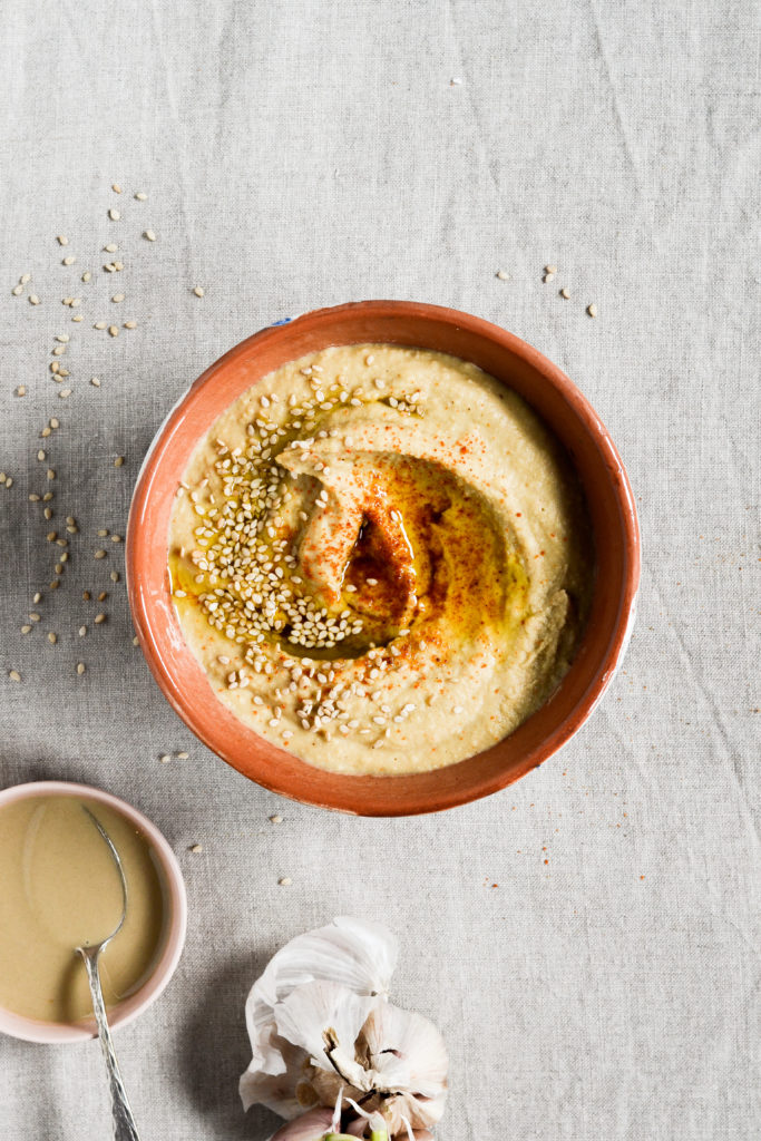 hummus-nem-hurtig-laekker-perfekt-tilbehoer-klassisk-kikaerter-paa-daase-opskrift