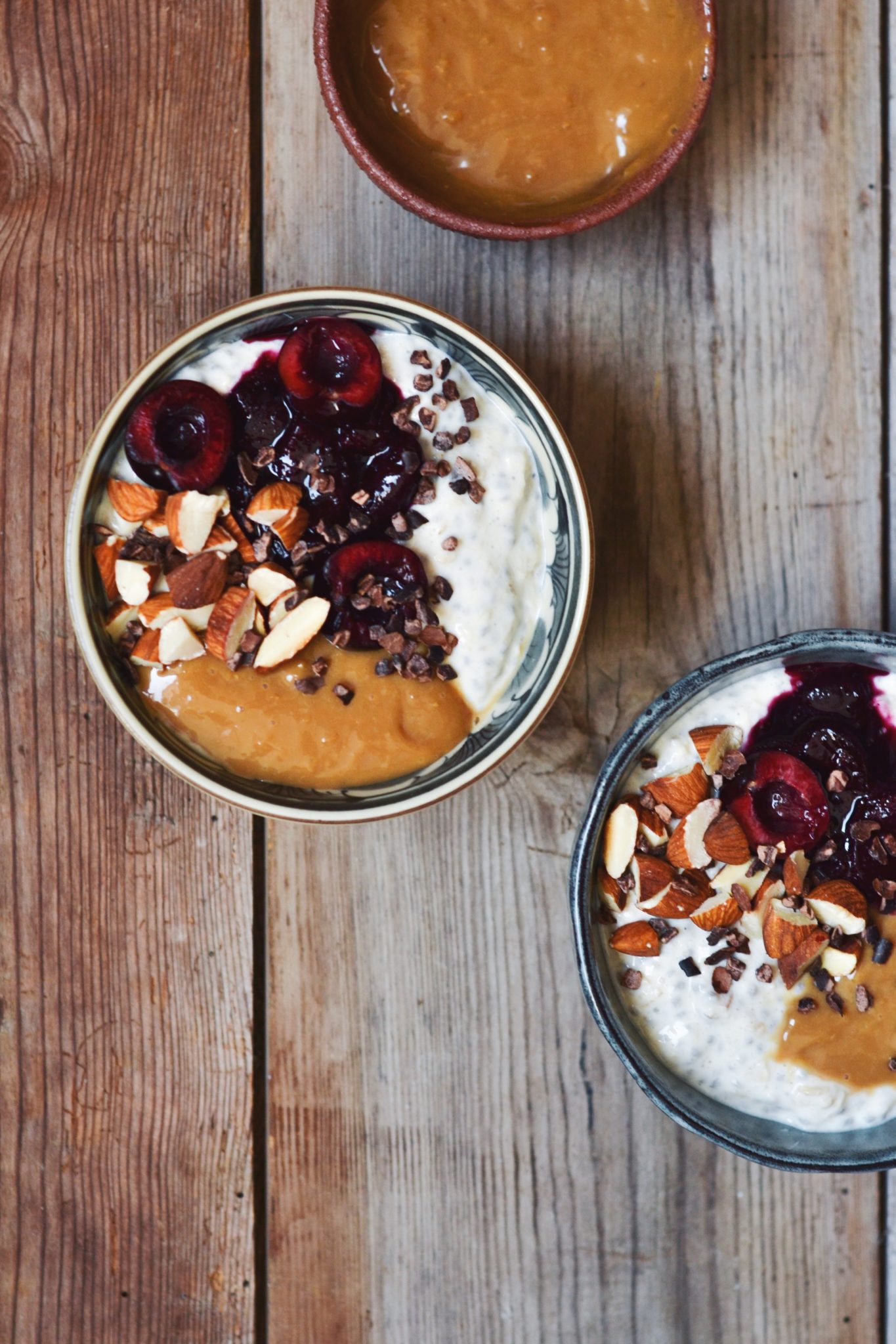 kold grød med ingefærkaramel og kirsebær