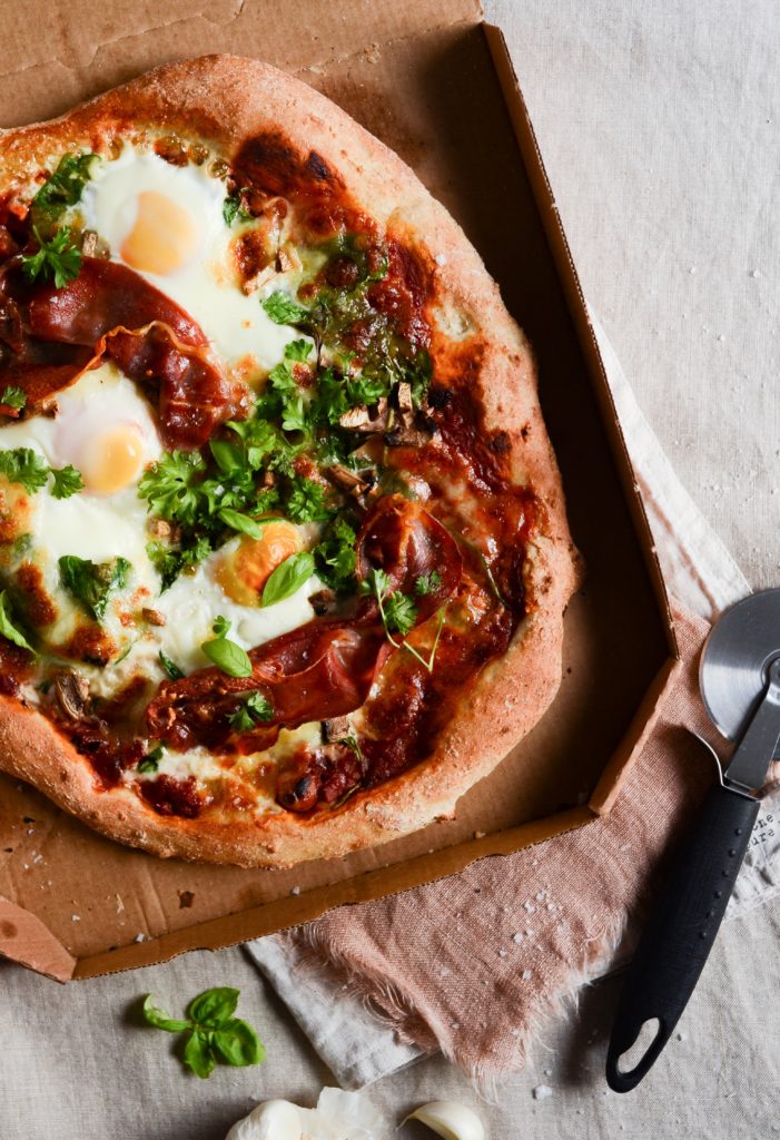 Morgenmadspizza med seranoskinke og æg