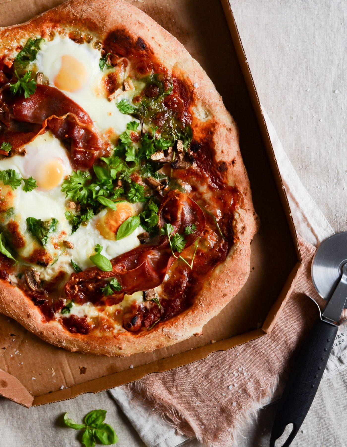 Morgenmadspizza med seranoskinke og æg