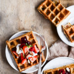 morgenmadsvafler-med-kokosskum-baer-opskrift-