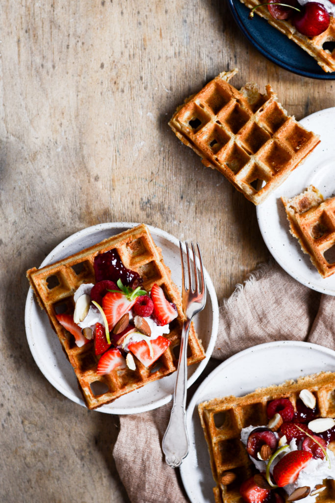 morgenmadsvafler-med-kokosskum-baer-opskrift-