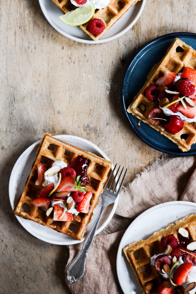 morgenmadsvafler-med-kokosskum-baer-opskrift-