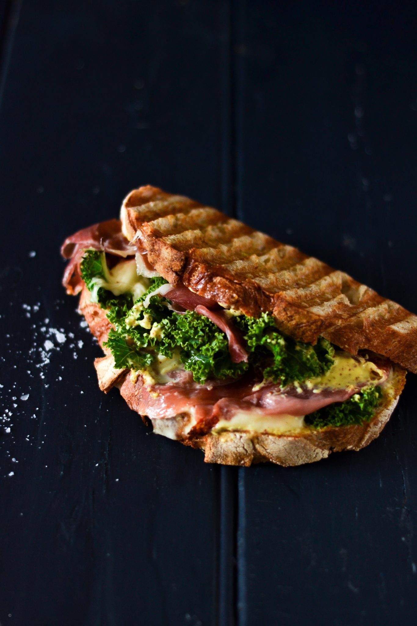 panini med seranoskinke, frisk mozerella og sennepsmayonnaise