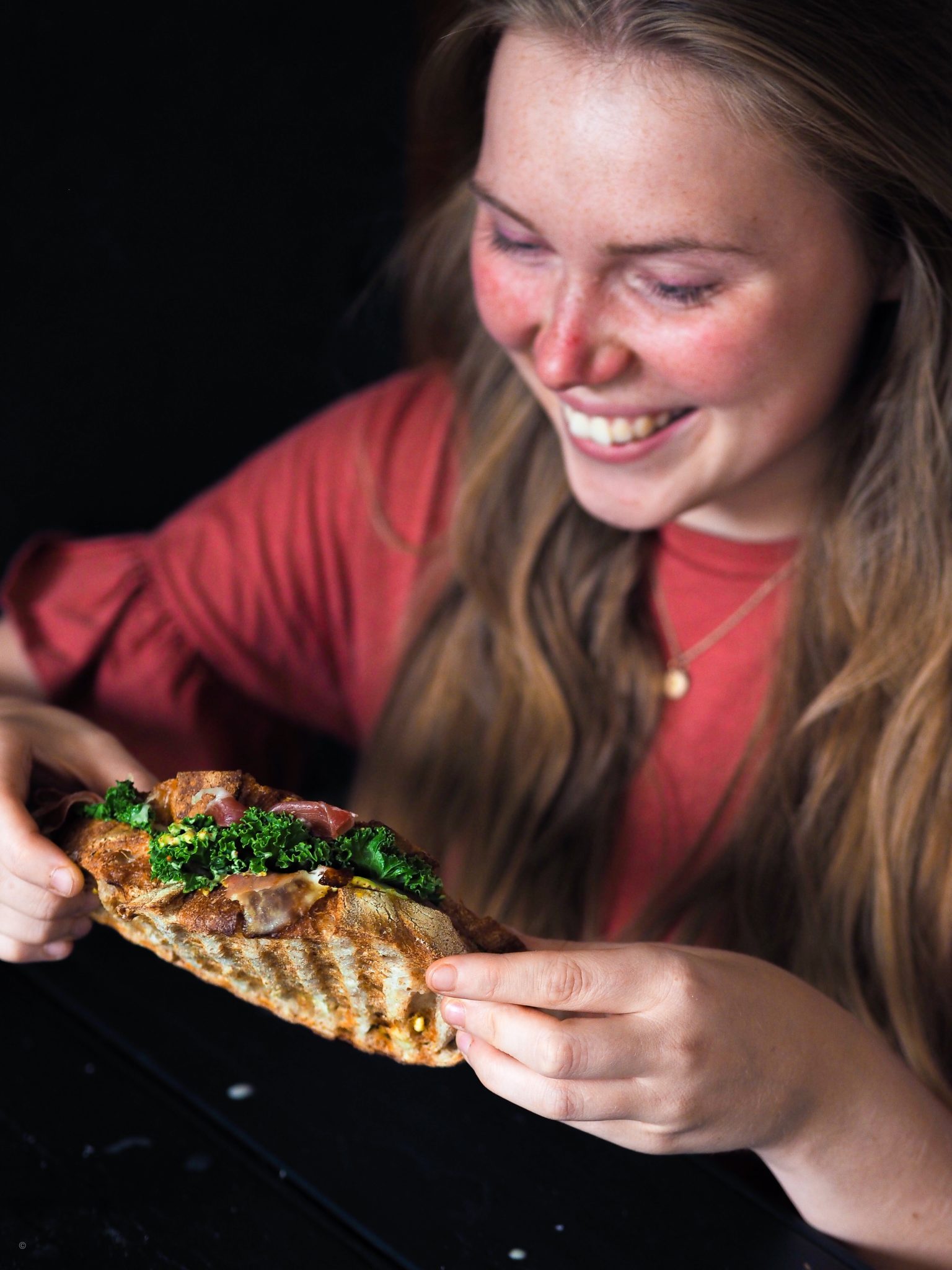 panini med seranoskinke, frisk mozerella og sennepsmayonnaise