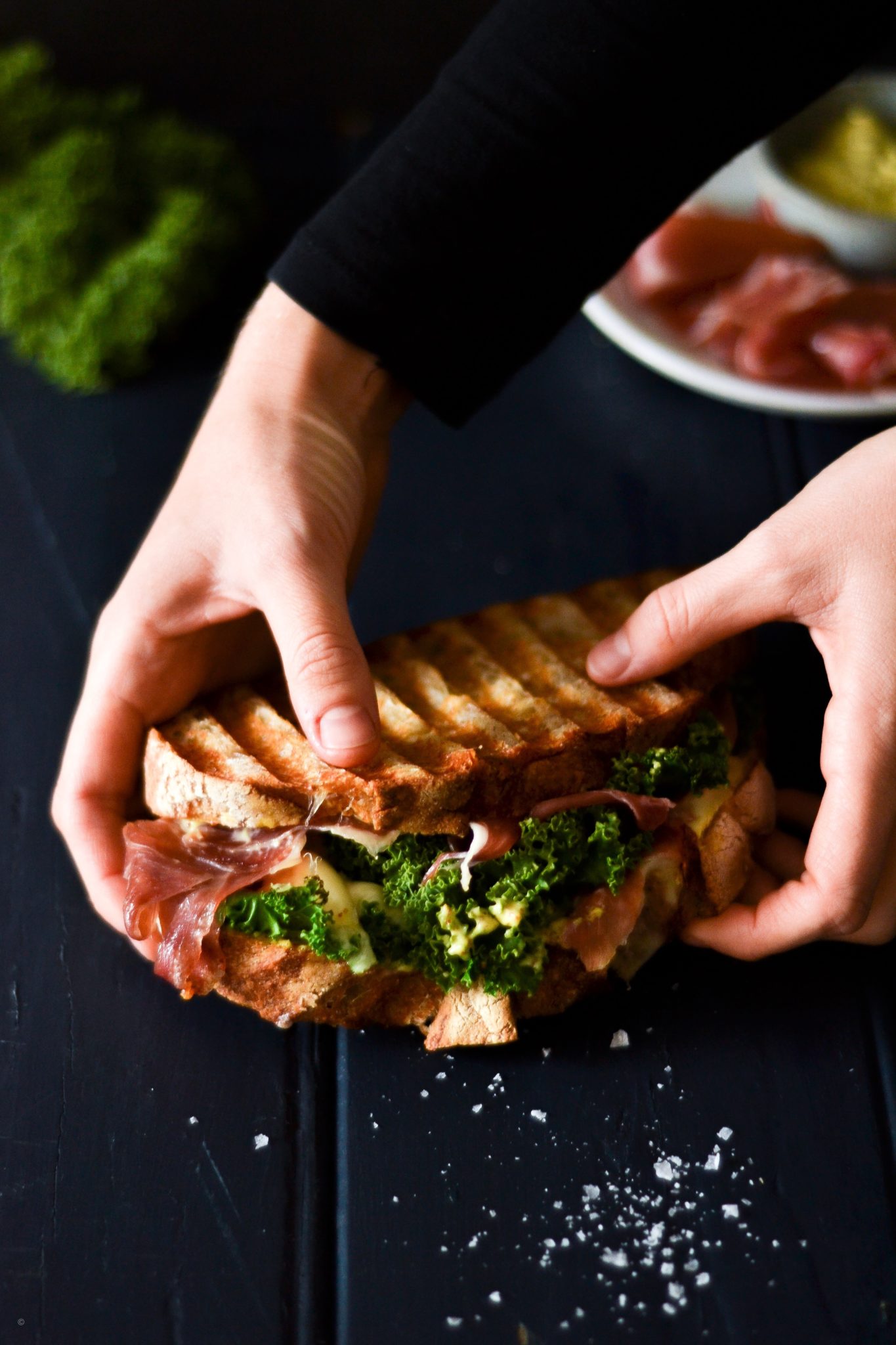 panini med seranoskinke, frisk mozerella og sennepsmayonnaise