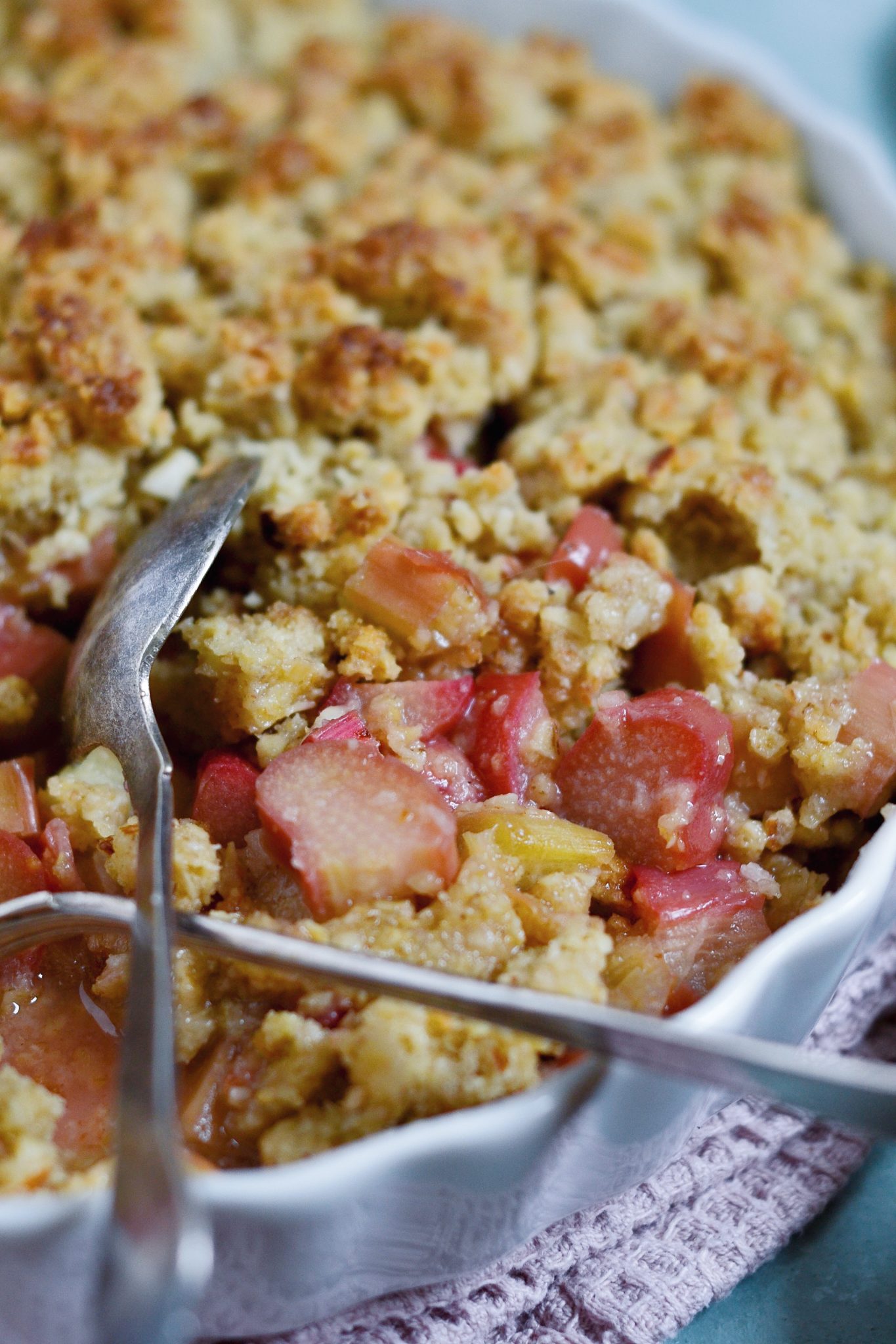 rabarbercrumble med kokos og mandler
