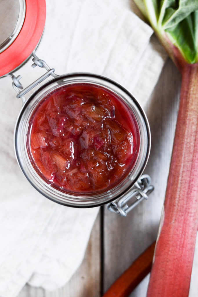 rabarberkompot-med-vanilje-roersukker-opskrift-foodstyling-madfotografering