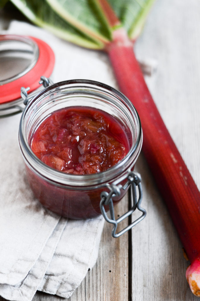 rabarberkompot-med-vanilje-roersukker-opskrift-foodstyling-madfotografering