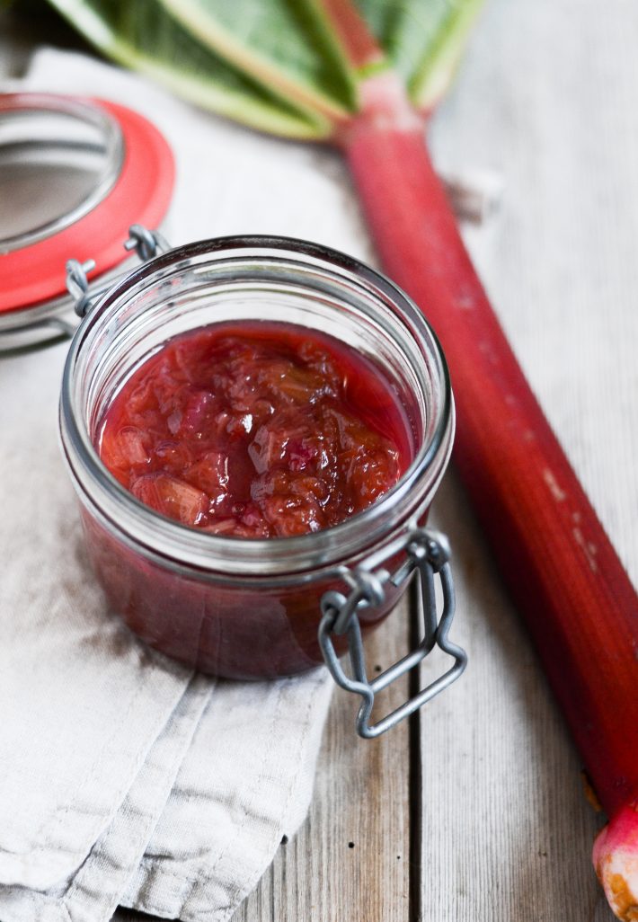 rabarberkompot-med-vanilje-roersukker-opskrift-foodstyling-madfotografering