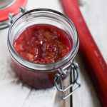 rabarberkompot-med-vanilje-roersukker-opskrift-foodstyling-madfotografering
