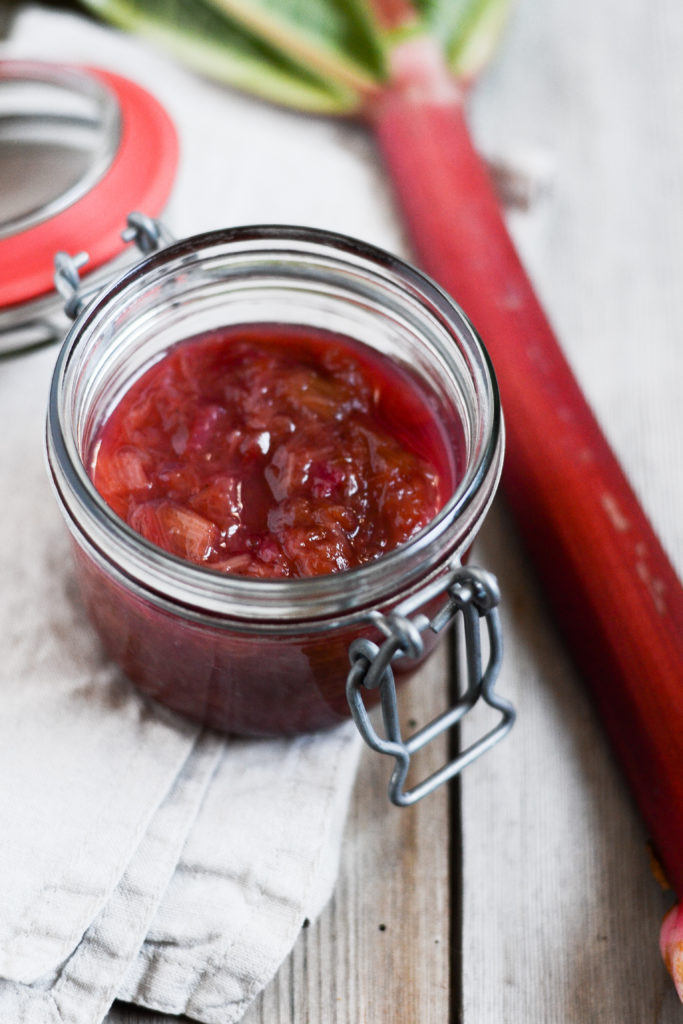 rabarberkompot-med-vanilje-roersukker-opskrift-foodstyling-madfotografering