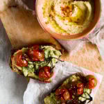 ristet-broed-med-hummus-avocado-bagte-tomater-