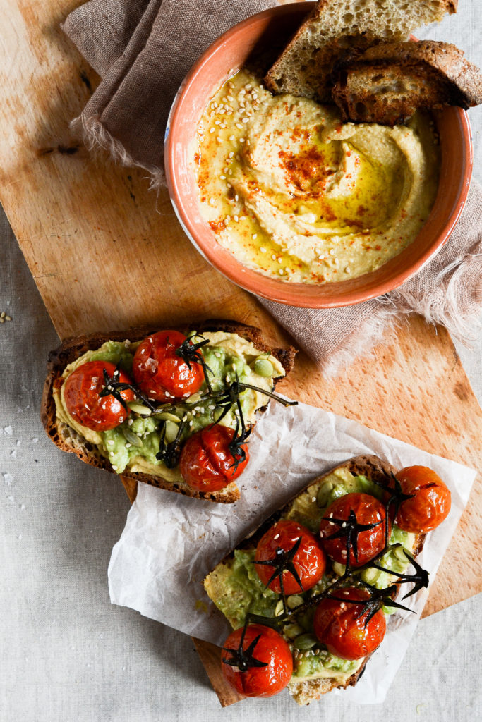 ristet-broed-med-hummus-avocado-bagte-tomater-