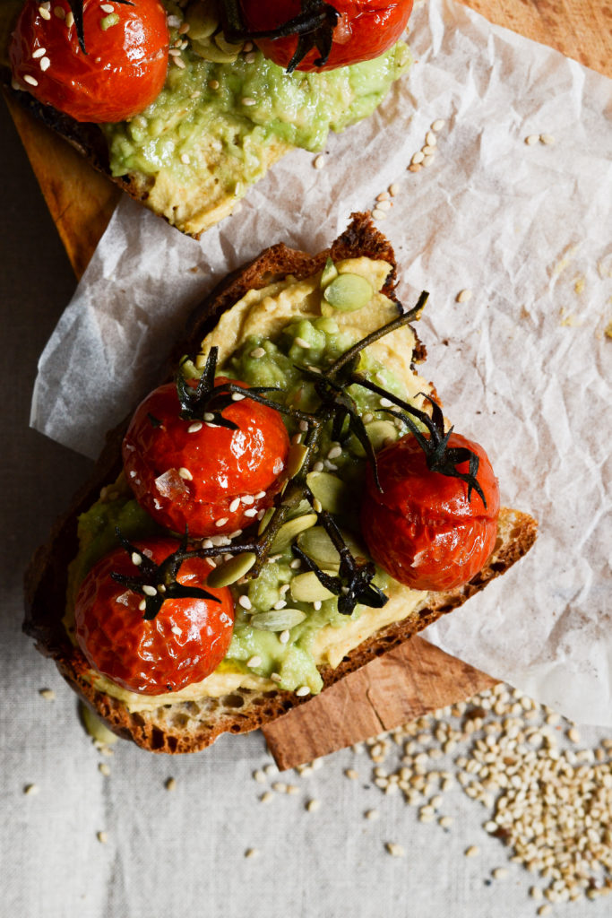 ristet-broed-med-hummus-avocado-bagte-tomater-