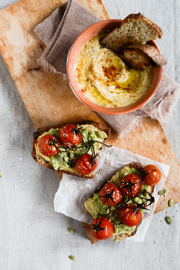 ristet-broed-med-hummus-avocado-bagte-tomater-