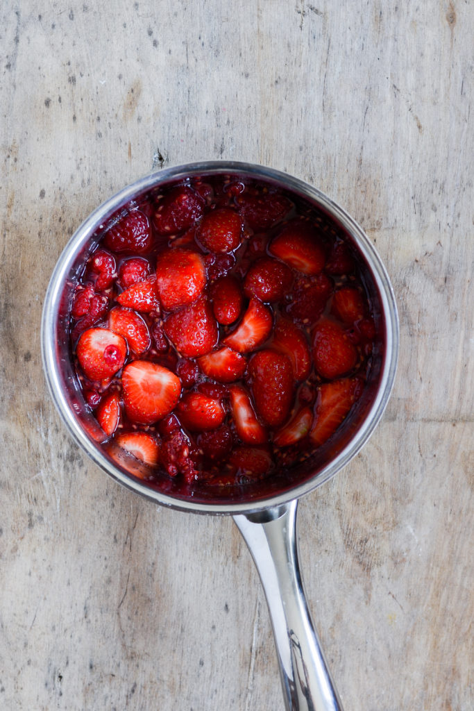 roed-groed-med-floede-i-2-varianter-morgenmad-dessert-opskrift