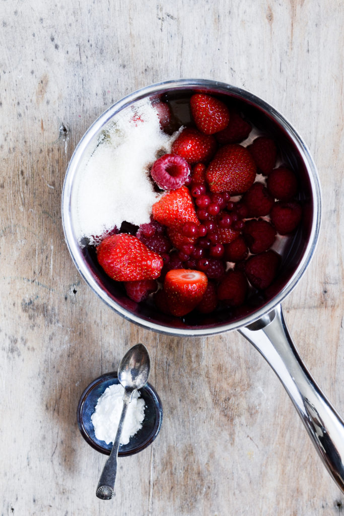 roed-groed-med-floede-i-2-varianter-morgenmad-dessert-opskrift