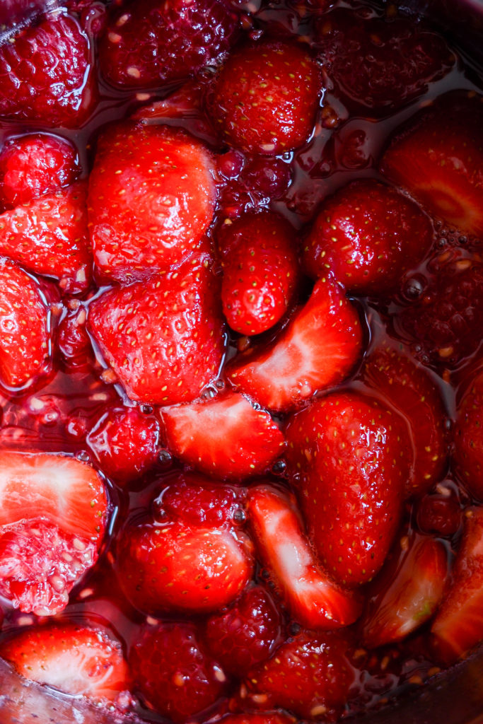 rødgrød-med-fløde-i-2-varianter-morgenmad-dessert-opskrift